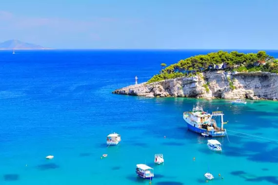 Isla de Alonissos en el archipiélago de las Espóradas: vista de una cala con mar transparente