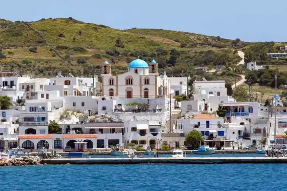 Isla de Lipsi: vista desde el mar de una ciudad con típicas casas blancas griegas